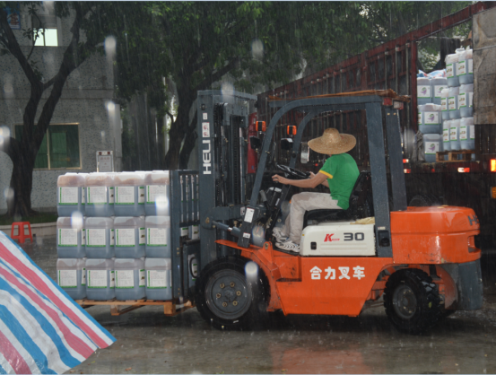 乡喜叉车装肥忙，大雨倾盆不可挡